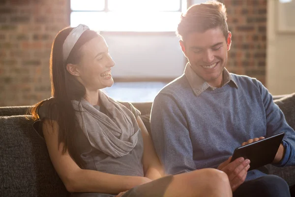 Colleghi che utilizzano tablet digitale — Foto Stock