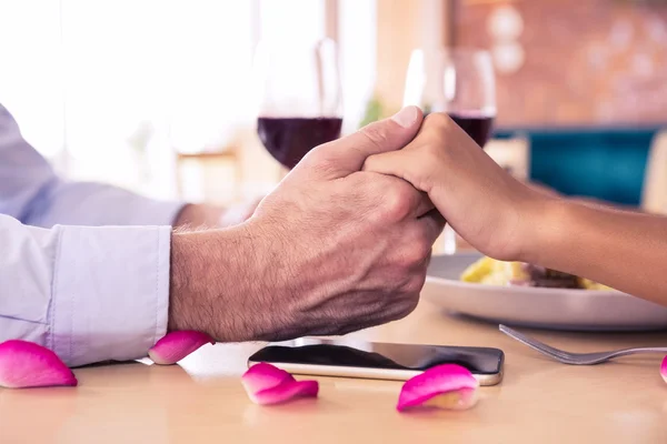 Man bedrijf handen van vrouw — Stockfoto