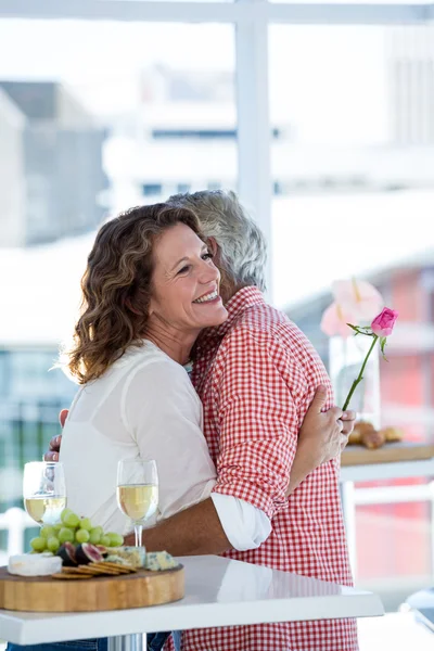 Casal abraçando no restaurante — Fotografia de Stock