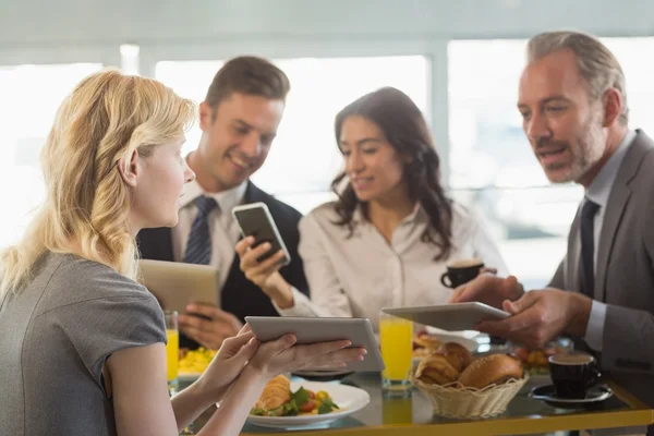 Mensen uit het bedrijfsleven hebben maaltijd in restaurant — Stockfoto