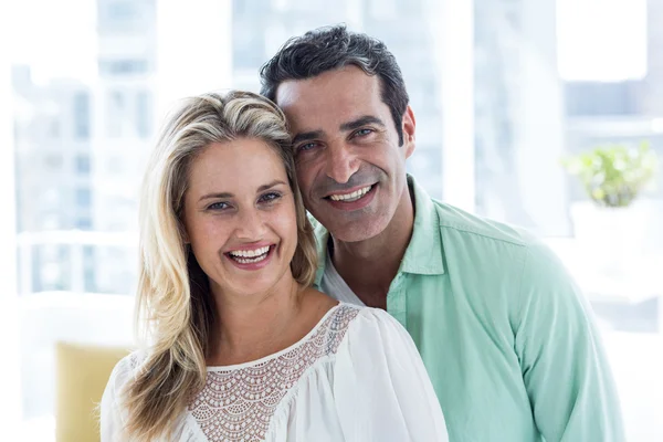 Sorrindo casal romântico em casa — Fotografia de Stock