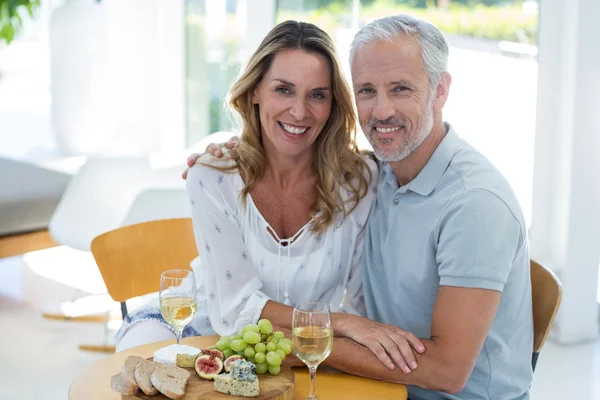 Äldre par i restaurangen — Stockfoto