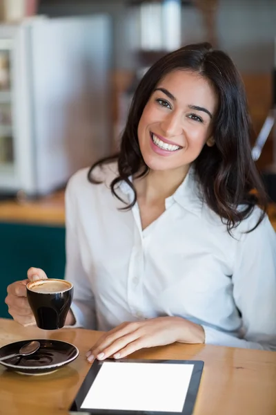 Close-up van zakenvrouw met behulp van digitale tablet in café — Stockfoto