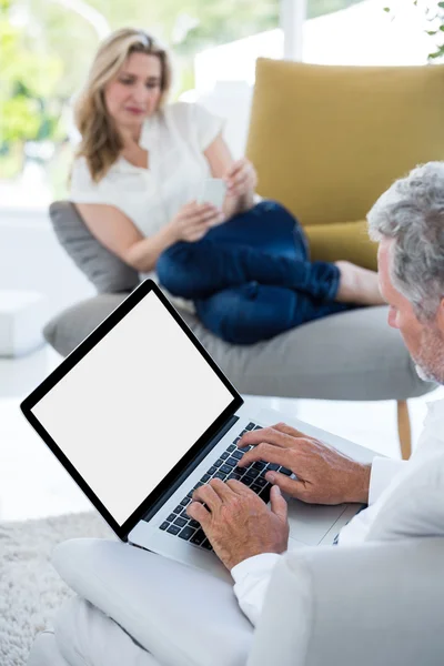 Hombre maduro usando laptop — Foto de Stock