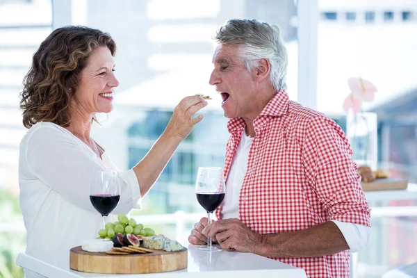 Kvinna matar mannen med mat — Stockfoto