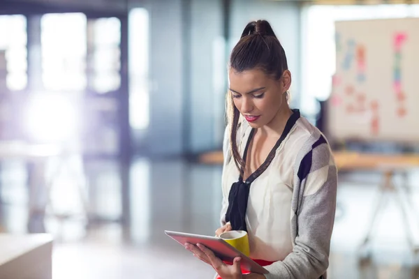 Femme utilisant une tablette numérique — Photo