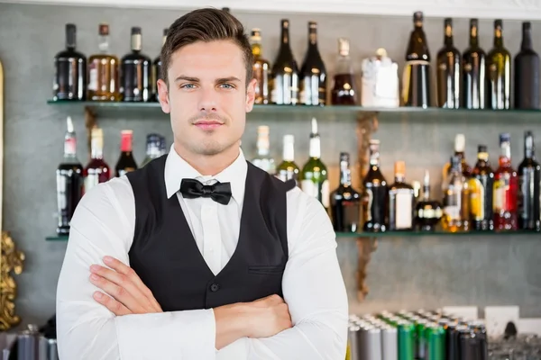 Retrato de garçom em pé no balcão de bar — Fotografia de Stock