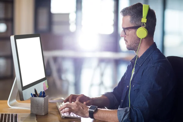 Man använder datorn i office — Stockfoto