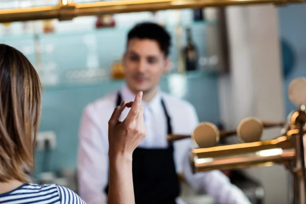 Woman gesturing while talking — Stock Photo, Image