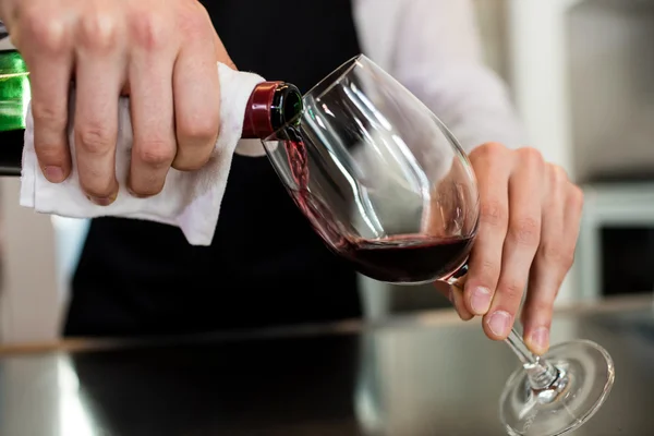 Barkeeper gieten wijn in glas — Stockfoto