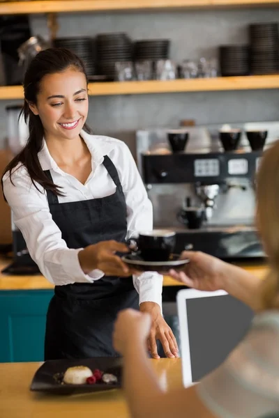 Garçonete oferecendo uma xícara de café — Fotografia de Stock