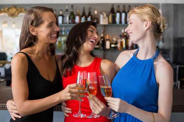 Ευτυχισμένος θηλυκό φίλους που κρατά ποτήρι σαμπάνιας φλάουτο — Φωτογραφία Αρχείου