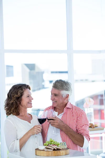 Casal de copos de vinho torrados — Fotografia de Stock