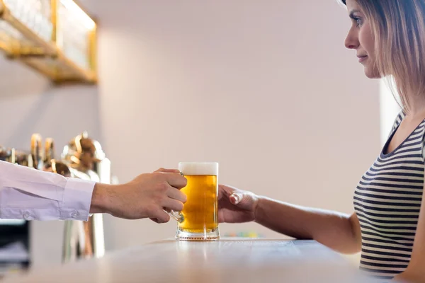 Bartender serving beer — Stock Photo, Image
