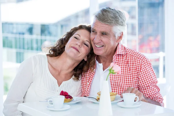 Pareja sentada en restaurante — Foto de Stock