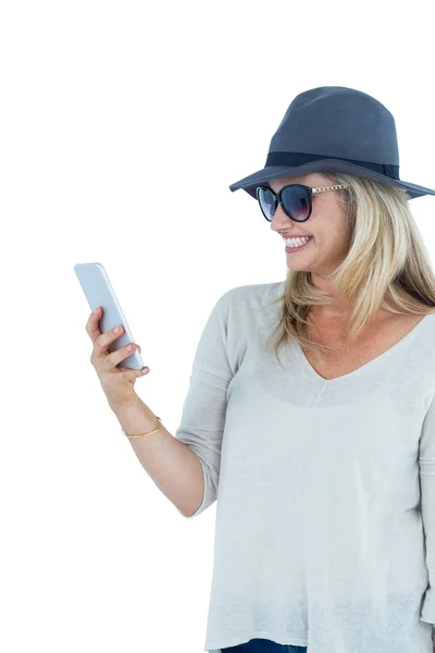 Mujer usando teléfono móvil — Foto de Stock