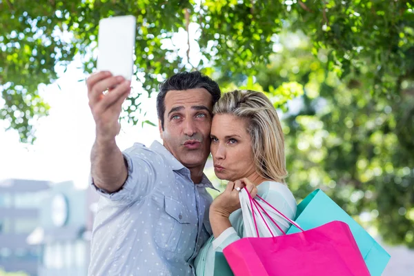 Par puckering samtidigt som selfie — Stockfoto