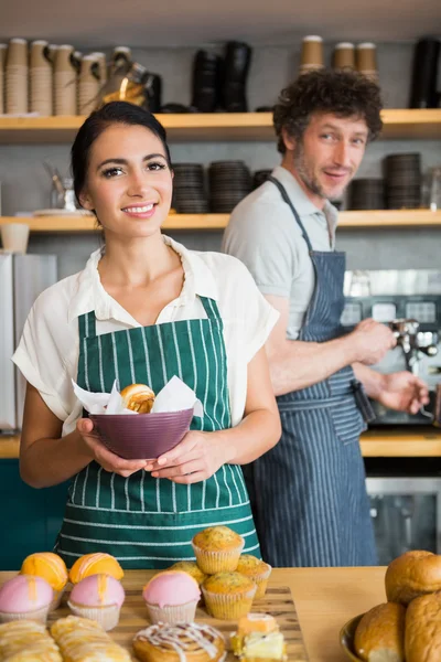 Servitrisen anläggning skål med mellanmål medan servitör — Stockfoto