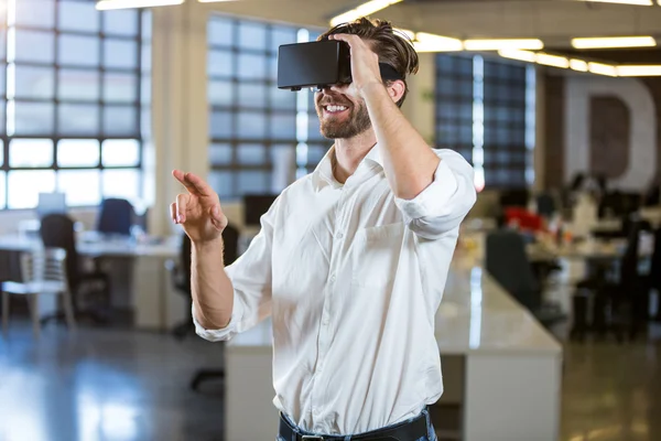 Επιχειρηματίας χρησιμοποιώντας προσομοιωτή εικονικής πραγματικότητας — Φωτογραφία Αρχείου