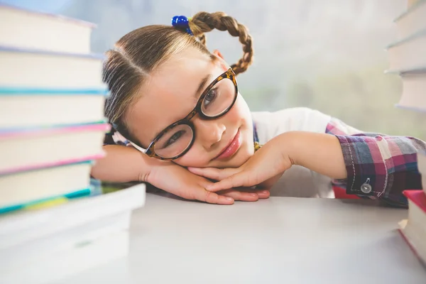 Close-up van schoolkid leunend op Bureau in de klas — Stockfoto