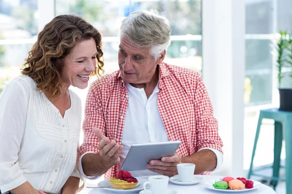 Man uitleggen vrouw over digitale tablet — Stockfoto