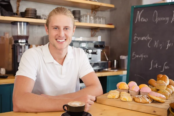 Portret van de ober lacht — Stockfoto