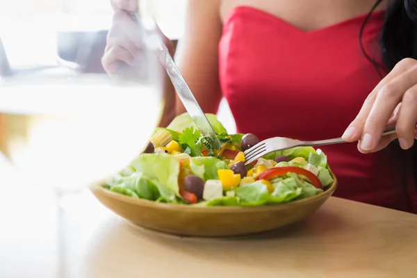 Donna che mangia insalata alimentare — Foto Stock