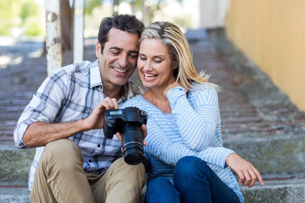 Pár hledá v kameře — Stock fotografie