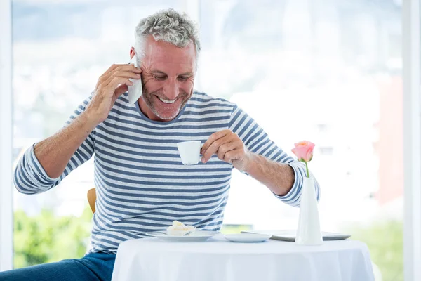 Lachende volwassen man praten over telefoon — Stockfoto