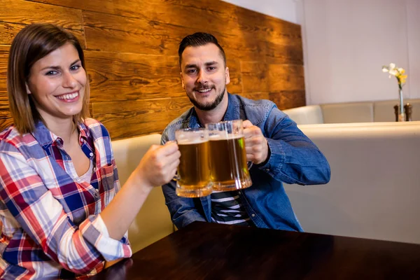 陽気なカップルのビールを乾杯 — ストック写真