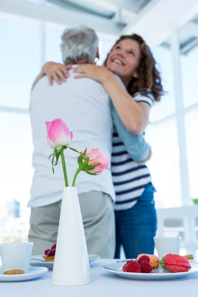 Casal abraço no restaurante t — Fotografia de Stock