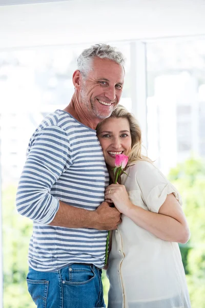 Casal maduro com rosa rosa — Fotografia de Stock