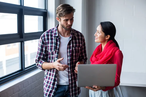 Affärskvinna anläggning laptop — Stockfoto