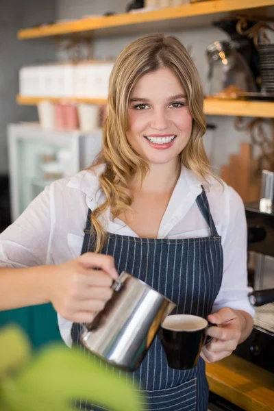 Porträtt av leende servitris att göra kopp kaffe — Stockfoto