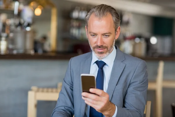 Biznesmen korzystający z telefonu komórkowego — Zdjęcie stockowe