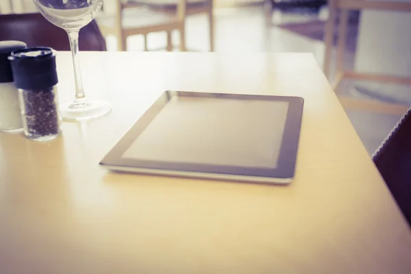 Primer plano de la tableta digital sobre una mesa — Foto de Stock