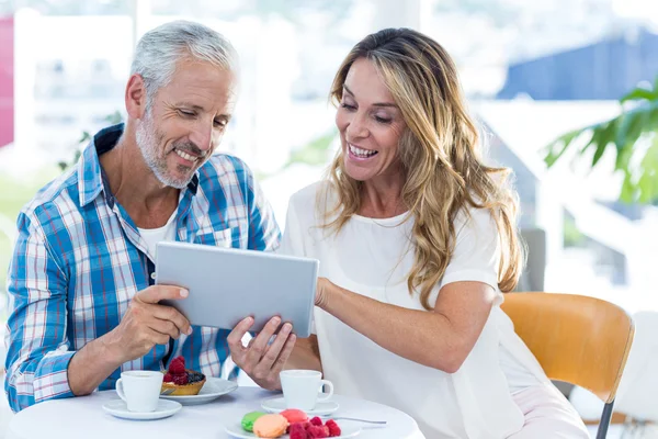 Couple joyeux à la recherche dans la tablette numérique — Photo