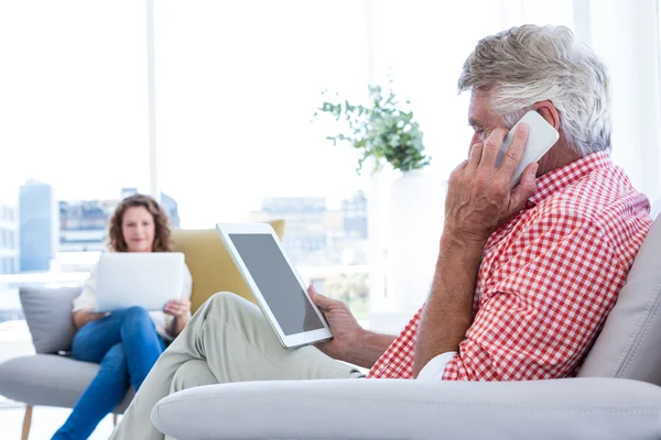 Homme parlant au téléphone — Photo