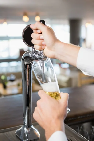 Waiter filling beer from bar pump — Stock Photo, Image