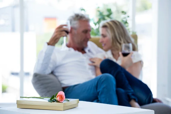 Casal tendo vinho tinto — Fotografia de Stock