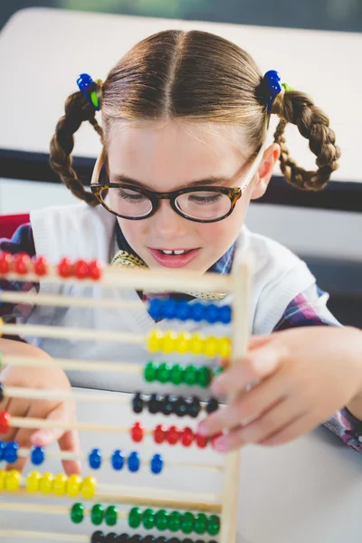 Primo piano dello scolaro che conta l'abaco in classe — Foto Stock