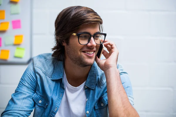 Man talking on phone in office — Stock Photo, Image