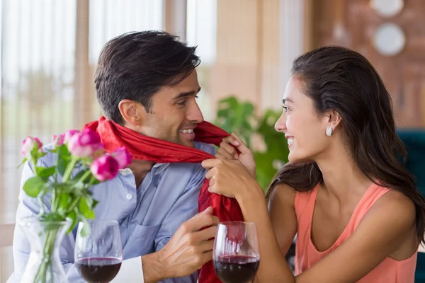 Coppia divertirsi insieme nel ristorante — Foto Stock