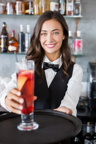 Schöne Kellnerin hält Tablett mit Cocktailglas — Stockfoto