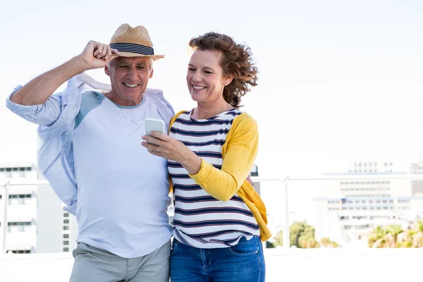 Pareja usando teléfono móvil — Foto de Stock