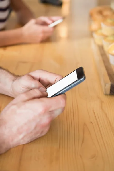 Primer plano de la mensajería de texto del hombre en el teléfono móvil — Foto de Stock