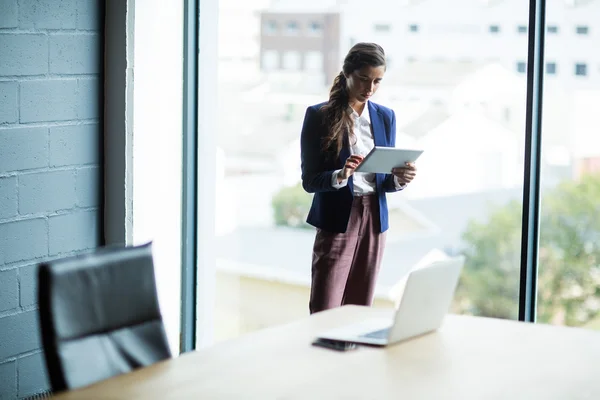 Donna che utilizza tablet digitale — Foto Stock