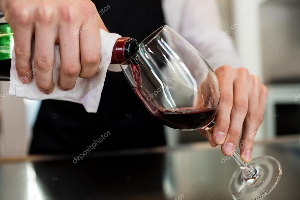 Бармен бокал вина. Наливает вино. Вино наливают в бокал. Вино бутылка наливает. Наливает вино в бокал бармен.