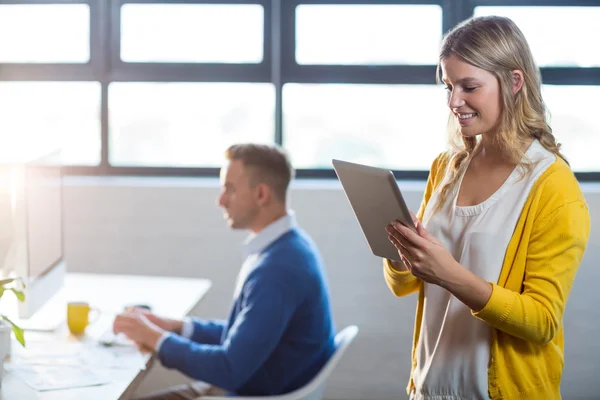 Femme utilisant une tablette numérique — Photo