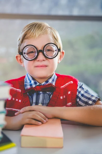 Colegiala fingiendo ser un maestro en el aula — Foto de Stock